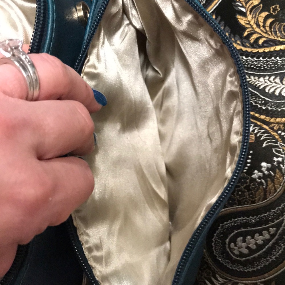 Cross body - Picture 7 of 8